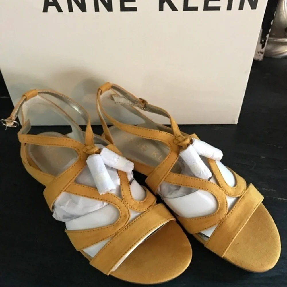 NWB Anna Klein Mustard Yellow Tassel Sandals 6